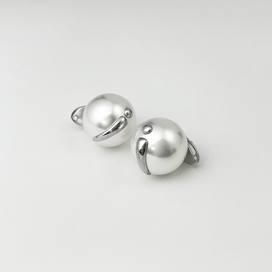 PEARL STUD EARRiNGS